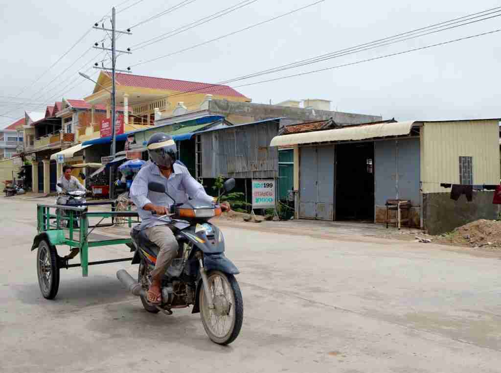 Motorbiker with remorque trailer, Cambodia